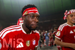 23.05.2026, Fussball DFB-Pokal 2025/2026, Finale, FC Bayern München - VfB Stuttgart, im Olympiastadion Berlin. Jubel bei den Bayern nach dem Gewinn des DFB-Pokals, v.li: Alphonso Davies (FC Bayern München) feiert mit Jamal Musiala (re, Bayern München) mit Bayern-Tuch um den Kopf.