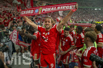 23.05.2026, Fussball DFB-Pokal 2025/2026, Finale, FC Bayern München - VfB Stuttgart, im Olympiastadion Berlin. Jubel bei den Bayern nach dem Gewinn des DFB-Pokals, Harry Kane (FC Bayern München) feiert mit Fanschal in der Bayern-Fankurve.