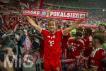 23.05.2026, Fussball DFB-Pokal 2025/2026, Finale, FC Bayern München - VfB Stuttgart, im Olympiastadion Berlin. Jubel bei den Bayern nach dem Gewinn des DFB-Pokals, Harry Kane (FC Bayern München) feiert mit Fanschal in der Bayern-Fankurve.