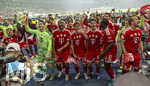 23.05.2026, Fussball DFB-Pokal 2025/2026, Finale, FC Bayern München - VfB Stuttgart, im Olympiastadion Berlin. Jubel bei den Bayern nach dem Gewinn des DFB-Pokals,  v.li: Torwart Jonas Urbig (FC Bayern München), Jonathan Tah (FC Bayern München), Tom Bischof (Bayern München), Aleksandar Pavlovic (Bayern München) , Dayot Upamecano (FC Bayern München), Harry Kane (FC Bayern München) feiern zusammen in der Bayernfan-Kurve.