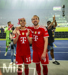23.05.2026, Fussball DFB-Pokal 2025/2026, Finale, FC Bayern München - VfB Stuttgart, im Olympiastadion Berlin. Jubel bei den Bayern nach dem Gewinn des DFB-Pokals, Harry Kane (re, FC Bayern München) umarmt Jamal Musiala (Bayern München) in der Kurve.