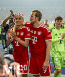 23.05.2026, Fussball DFB-Pokal 2025/2026, Finale, FC Bayern München - VfB Stuttgart, im Olympiastadion Berlin. Jubel bei den Bayern nach dem Gewinn des DFB-Pokals, Harry Kane (re, FC Bayern München) umarmt Jamal Musiala (Bayern München) in der Kurve.