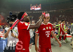 23.05.2026, Fussball DFB-Pokal 2025/2026, Finale, FC Bayern München - VfB Stuttgart, im Olympiastadion Berlin. Jubel bei den Bayern nach dem Gewinn des DFB-Pokals, v.li: Alphonso Davies (FC Bayern München) feiert mit Jamal Musiala (Bayern München) und bindet ihm ein Bayern-Tuch um den Kopf.