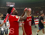 23.05.2026, Fussball DFB-Pokal 2025/2026, Finale, FC Bayern München - VfB Stuttgart, im Olympiastadion Berlin. Jubel bei den Bayern nach dem Gewinn des DFB-Pokals, v.li: Alphonso Davies (FC Bayern München) feiert mit Jamal Musiala (Bayern München) und bindet ihm ein Bayern-Tuch um den Kopf.