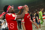 23.05.2026, Fussball DFB-Pokal 2025/2026, Finale, FC Bayern München - VfB Stuttgart, im Olympiastadion Berlin. Jubel bei den Bayern nach dem Gewinn des DFB-Pokals, v.li: Alphonso Davies (FC Bayern München) feiert mit Jamal Musiala (Bayern München) und bindet ihm ein Bayern-Tuch um den Kopf.