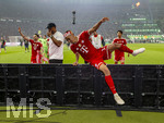 23.05.2026, Fussball DFB-Pokal 2025/2026, Finale, FC Bayern München - VfB Stuttgart, im Olympiastadion Berlin. Jubel bei den Bayern nach dem Gewinn des DFB-Pokals,  v.li: Raphael Guerreiro (FC Bayern München), Trainer Vincent Kompany (FC Bayern München), Jamal Musiala (Bayern München) 