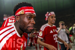 23.05.2026, Fussball DFB-Pokal 2025/2026, Finale, FC Bayern München - VfB Stuttgart, im Olympiastadion Berlin. Jubel bei den Bayern nach dem Gewinn des DFB-Pokals, v.li: Alphonso Davies (FC Bayern München) feiert mit Jamal Musiala (re, Bayern München) mit Bayern-Tuch um den Kopf und Zahnstocher im Mund.
