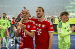 23.05.2026, Fussball DFB-Pokal 2025/2026, Finale, FC Bayern München - VfB Stuttgart, im Olympiastadion Berlin. Jubel bei den Bayern nach dem Gewinn des DFB-Pokals, Harry Kane (re, FC Bayern München) umarmt Jamal Musiala (Bayern München) in der Kurve.
