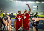 23.05.2026, Fussball DFB-Pokal 2025/2026, Finale, FC Bayern München - VfB Stuttgart, im Olympiastadion Berlin. Jubel bei den Bayern nach dem Gewinn des DFB-Pokals, Harry Kane (re, FC Bayern München) umarmt Jamal Musiala (Bayern München) in der Kurve.