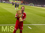 23.05.2026, Fussball DFB-Pokal 2025/2026, Finale, FC Bayern München - VfB Stuttgart, im Olympiastadion Berlin. Jubel bei den Bayern nach dem Gewinn des DFB-Pokals, Harry Kane (FC Bayern München) präsentiert den Pokal.