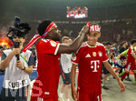 23.05.2026, Fussball DFB-Pokal 2025/2026, Finale, FC Bayern München - VfB Stuttgart, im Olympiastadion Berlin. Jubel bei den Bayern nach dem Gewinn des DFB-Pokals, v.li: Alphonso Davies (FC Bayern München) feiert mit Jamal Musiala (Bayern München) und bindet ihm ein Bayern-Tuch um den Kopf.