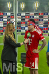 23.05.2026, Fussball DFB-Pokal 2025/2026, Finale, FC Bayern München - VfB Stuttgart, im Olympiastadion Berlin. Jubel bei den Bayern nach dem Gewinn des DFB-Pokals,  re: Luis Diaz (FC Bayern München) beim TV-Interview.