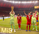 23.05.2026, Fussball DFB-Pokal 2025/2026, Finale, FC Bayern München - VfB Stuttgart, im Olympiastadion Berlin. Jubel bei den Bayern nach dem Gewinn des DFB-Pokals, v.li: Torwart Manuel Neuer (FC Bayern München) mit Pokal, Serge Gnabry (FC Bayern München), Joshua Kimmich (FC Bayern München), Torwart Jonas Urbig (FC Bayern München).