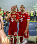 23.05.2026, Fussball DFB-Pokal 2025/2026, Finale, FC Bayern München - VfB Stuttgart, im Olympiastadion Berlin. Jubel bei den Bayern nach dem Gewinn des DFB-Pokals, Harry Kane (re, FC Bayern München) umarmt Jamal Musiala (Bayern München) in der Kurve.