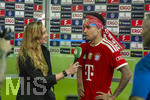 23.05.2026, Fussball DFB-Pokal 2025/2026, Finale, FC Bayern München - VfB Stuttgart, im Olympiastadion Berlin. Jubel bei den Bayern nach dem Gewinn des DFB-Pokals,  re: Luis Diaz (FC Bayern München) beim TV-Interview.