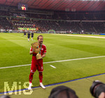 23.05.2026, Fussball DFB-Pokal 2025/2026, Finale, FC Bayern München - VfB Stuttgart, im Olympiastadion Berlin. Jubel bei den Bayern nach dem Gewinn des DFB-Pokals, Harry Kane (FC Bayern München) präsentiert den Pokal.