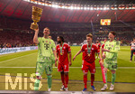 23.05.2026, Fussball DFB-Pokal 2025/2026, Finale, FC Bayern München - VfB Stuttgart, im Olympiastadion Berlin. Jubel bei den Bayern nach dem Gewinn des DFB-Pokals, v.li: Torwart Manuel Neuer (FC Bayern München) mit Pokal, Torwart Sven Ulreich (FC Bayern München), Serge Gnabry (FC Bayern München), Joshua Kimmich (FC Bayern München), Torwart Jonas Urbig (FC Bayern München).