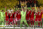 23.05.2026, Fussball DFB-Pokal 2025/2026, Finale, FC Bayern München - VfB Stuttgart, im Olympiastadion Berlin. Jubel bei den Bayern nach dem Gewinn des DFB-Pokals, Torwart Manuel Neuer (FC Bayern München) reckt mit Jubelschrei den pokal in die Höhe. Raphael Guerreiro (FC Bayern München), Lennart Karl (FC Bayern München), Tom Bischof (Bayern München), Aleksandar Pavlovic (Bayern München) , Leon Goretzka (FC Bayern München), Harry Kane (FC Bayern München), Josip Stanisic (Bayern München), Joshua Kimmich (FC Bayern München), 