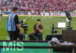 23.05.2026, Fussball DFB-Pokal 2025/2026, Finale, FC Bayern München - VfB Stuttgart, im Olympiastadion Berlin.  Niklas Wilson (Fussballer und Influencer) am DFB-Livestream-Mikrofon am Spielfeldrand. Watchparty für den DFB (DFB Live Show)