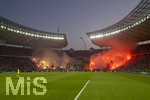 23.05.2026, Fussball DFB-Pokal 2025/2026, Finale, FC Bayern München - VfB Stuttgart, im Olympiastadion Berlin. Stuttgarts Fans zünden Pyros