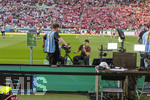 23.05.2026, Fussball DFB-Pokal 2025/2026, Finale, FC Bayern München - VfB Stuttgart, im Olympiastadion Berlin.  Niklas Wilson (Fussballer und Influencer) am DFB-Livestream-Mikrofon am Spielfeldrand. Watchparty für den DFB (DFB Live Show)
