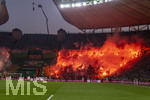 23.05.2026, Fussball DFB-Pokal 2025/2026, Finale, FC Bayern München - VfB Stuttgart, im Olympiastadion Berlin. Stuttgarts Fans zünden Pyros