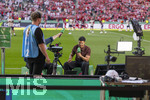 23.05.2026, Fussball DFB-Pokal 2025/2026, Finale, FC Bayern München - VfB Stuttgart, im Olympiastadion Berlin.  Niklas Wilson (Fussballer und Influencer) am DFB-Livestream-Mikrofon am Spielfeldrand. Watchparty für den DFB (DFB Live Show)