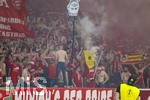 23.05.2026, Fussball DFB-Pokal 2025/2026, Finale, FC Bayern München - VfB Stuttgart, im Olympiastadion Berlin. Vermummte Bayernfans brennen Rauchtöpfe ab, das ganze Stadion ist daraufhin in dichtem Rauch gehüllt.
