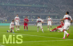 23.05.2026, Fussball DFB-Pokal 2025/2026, Finale, FC Bayern München - VfB Stuttgart, im Olympiastadion Berlin. Torschuss von Harry Kane (FC Bayern München) gegen Chema Andres Baixauli Jose Maria (Stuttgart) zum 2:0. Jeff Chabot (Stuttgart) kann nur zuschauen 