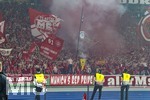 23.05.2026, Fussball DFB-Pokal 2025/2026, Finale, FC Bayern München - VfB Stuttgart, im Olympiastadion Berlin. Vermummte Bayernfans brennen Rauchtöpfe ab, das ganze Stadion ist daraufhin in dichtem Rauch gehüllt.
