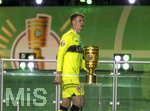 23.05.2026, Fussball DFB-Pokal 2025/2026, Finale, FC Bayern München - VfB Stuttgart, im Olympiastadion Berlin. Der FC Bayern München ist Pokalsieger 2026, dem VFB bleibt nur der zweite Platz, bei der Siegerehrung trottet Torwart Alexander Nübel (Stuttgart) traurig und enttäuscht an der DFB-Pokal-Trophäe vorbei. 