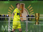 23.05.2026, Fussball DFB-Pokal 2025/2026, Finale, FC Bayern München - VfB Stuttgart, im Olympiastadion Berlin. Der FC Bayern München ist Pokalsieger 2026, dem VFB bleibt nur der zweite Platz, bei der Siegerehrung trottet Torwart Alexander Nübel (Stuttgart) traurig und enttäuscht an der DFB-Pokal-Trophäe vorbei.