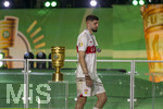 23.05.2026, Fussball DFB-Pokal 2025/2026, Finale, FC Bayern München - VfB Stuttgart, im Olympiastadion Berlin. Der FC Bayern München ist Pokalsieger 2026, dem VFB bleibt nur der zweite Platz, bei der Siegerehrung trottet Jeff Chabot (Stuttgart) traurig und enttäuscht an der DFB-Pokal-Trophäe vorbei.