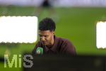 23.05.2026, Fussball DFB-Pokal 2025/2026, Finale, FC Bayern München - VfB Stuttgart, im Olympiastadion Berlin.  Niklas Wilson (Fussballer und Influencer) am DFB-Livestream-Mikrofon am Spielfeldrand. Watchparty für den DFB (DFB Live Show)