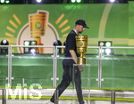 23.05.2026, Fussball DFB-Pokal 2025/2026, Finale, FC Bayern München - VfB Stuttgart, im Olympiastadion Berlin. Der FC Bayern München ist Pokalsieger 2026, dem VFB bleibt nur der zweite Platz, bei der Siegerehrung trottet Trainer Sebastian Hoeneß (Stuttgart) traurig und enttäuscht an der DFB-Pokal-Trophäe vorbei.