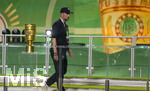 23.05.2026, Fussball DFB-Pokal 2025/2026, Finale, FC Bayern München - VfB Stuttgart, im Olympiastadion Berlin. Der FC Bayern München ist Pokalsieger 2026, dem VFB bleibt nur der zweite Platz, bei der Siegerehrung trottet Trainer Sebastian Hoeneß (Stuttgart) traurig und enttäuscht an der DFB-Pokal-Trophäe vorbei.