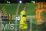 23.05.2026, Fussball DFB-Pokal 2025/2026, Finale, FC Bayern München - VfB Stuttgart, im Olympiastadion Berlin. Der FC Bayern München ist Pokalsieger 2026, dem VFB bleibt nur der zweite Platz, bei der Siegerehrung trottet Torwart Alexander Nübel (Stuttgart) traurig und enttäuscht an der DFB-Pokal-Trophäe vorbei.