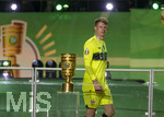 23.05.2026, Fussball DFB-Pokal 2025/2026, Finale, FC Bayern München - VfB Stuttgart, im Olympiastadion Berlin. Der FC Bayern München ist Pokalsieger 2026, dem VFB bleibt nur der zweite Platz, bei der Siegerehrung trottet Torwart Alexander Nübel (Stuttgart) traurig und enttäuscht an der DFB-Pokal-Trophäe vorbei.