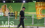 23.05.2026, Fussball DFB-Pokal 2025/2026, Finale, FC Bayern München - VfB Stuttgart, im Olympiastadion Berlin. Der FC Bayern München ist Pokalsieger 2026, dem VFB bleibt nur der zweite Platz, bei der Siegerehrung trottet Trainer Sebastian Hoeneß (Stuttgart) traurig und enttäuscht an der DFB-Pokal-Trophäe vorbei.