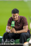23.05.2026, Fussball DFB-Pokal 2025/2026, Finale, FC Bayern München - VfB Stuttgart, im Olympiastadion Berlin.  Niklas Wilson (Fussballer und Influencer) am DFB-Livestream-Mikrofon am Spielfeldrand. Watchparty für den DFB (DFB Live Show)