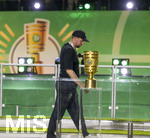 23.05.2026, Fussball DFB-Pokal 2025/2026, Finale, FC Bayern München - VfB Stuttgart, im Olympiastadion Berlin. Der FC Bayern München ist Pokalsieger 2026, dem VFB bleibt nur der zweite Platz, bei der Siegerehrung trottet Trainer Sebastian Hoeneß (Stuttgart) traurig und enttäuscht an der DFB-Pokal-Trophäe vorbei.