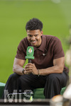 23.05.2026, Fussball DFB-Pokal 2025/2026, Finale, FC Bayern München - VfB Stuttgart, im Olympiastadion Berlin.  Niklas Wilson (Fussballer und Influencer) am DFB-Livestream-Mikrofon am Spielfeldrand. Watchparty für den DFB (DFB Live Show)