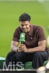 23.05.2026, Fussball DFB-Pokal 2025/2026, Finale, FC Bayern München - VfB Stuttgart, im Olympiastadion Berlin.  Niklas Wilson (Fussballer und Influencer) am DFB-Livestream-Mikrofon am Spielfeldrand. Watchparty für den DFB (DFB Live Show)