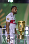 23.05.2026, Fussball DFB-Pokal 2025/2026, Finale, FC Bayern München - VfB Stuttgart, im Olympiastadion Berlin. Der FC Bayern München ist Pokalsieger 2026, dem VFB bleibt nur der zweite Platz, bei der Siegerehrung trottet Josha Vagnoman (Stuttgart) traurig und enttäuscht an der DFB-Pokal-Trophäe vorbei. 