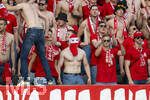 23.05.2026, Fussball DFB-Pokal 2025/2026, Finale, FC Bayern München - VfB Stuttgart, im Olympiastadion Berlin. Vermummte Bayernfans, weil sie unerkannt bleiben möchten da sie später Pyros abbrenen, das ganze Stadion ist daraufhin in dichtem Rauch gehüllt.
