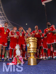 23.05.2026, Fussball DFB-Pokal 2025/2026, Finale, FC Bayern München - VfB Stuttgart, im Olympiastadion Berlin. Der FC Bayern München ist Pokalsieger 2026, Jubel bei dem gesamten Team nach der Siegerehrung, der Kult-Kakadu darf auch da nicht fehlen neben dem Pokal am Boden.