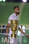 23.05.2026, Fussball DFB-Pokal 2025/2026, Finale, FC Bayern München - VfB Stuttgart, im Olympiastadion Berlin. Der FC Bayern München ist Pokalsieger 2026, dem VFB bleibt nur der zweite Platz, bei der Siegerehrung trottet Josha Vagnoman (Stuttgart) traurig und enttäuscht an der DFB-Pokal-Trophäe vorbei. 