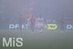 23.05.2026, Fussball DFB-Pokal 2025/2026, Finale, FC Bayern München - VfB Stuttgart, im Olympiastadion Berlin. Spielszene im durch Pyrotechnik vernebelten Stadion Harry Kane (FC Bayern München), Angelo Stiller (Stuttgart) 