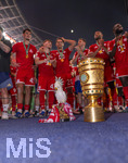 23.05.2026, Fussball DFB-Pokal 2025/2026, Finale, FC Bayern München - VfB Stuttgart, im Olympiastadion Berlin. Der FC Bayern München ist Pokalsieger 2026, Jubel bei dem gesamten Team nach der Siegerehrung, der Kult-Kakadu darf auch da nicht fehlen neben dem Pokal am Boden.