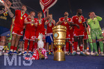 23.05.2026, Fussball DFB-Pokal 2025/2026, Finale, FC Bayern München - VfB Stuttgart, im Olympiastadion Berlin. Der FC Bayern München ist Pokalsieger 2026, Jubel bei dem gesamten Team nach der Siegerehrung, der Kult-Kakadu darf auch da nicht fehlen neben dem Pokal am Boden.